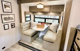 DeMonte—Luxury 4x4  Dynamax Isata 5 Extreme