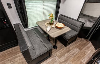 Luxury RV w/patio, Relax - bbq