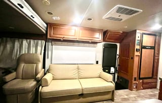 Get Out of Town 2018 Winnebago Sunstar 31BE