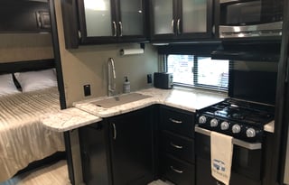 Couples Luxury RV Retreat – Pet-Friendly