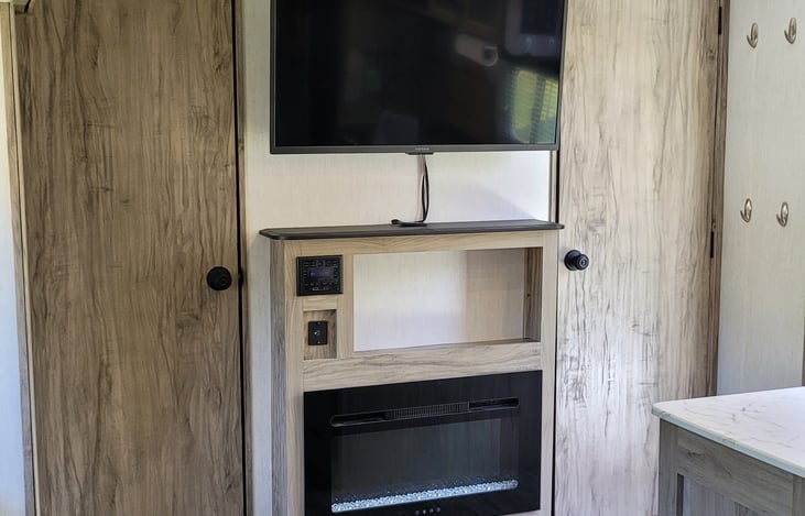 40" TV with a swingout mount for adjustable viewing. Also includes a collection of digital movies and streaming setup.