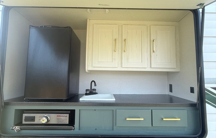 Outdoor kitchen with drink fridge and 18” griddle! Grilling tools provided!