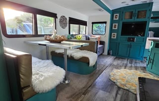 Annabel Lee, Pet Friendly