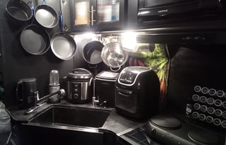 32ft SMART HOME CAMPER WiTH HOT TUB & MESAGE CHAiR