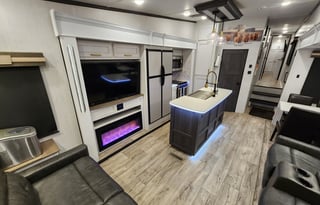 Pet Friendly Full Service Luxury 2 Bedroom RV