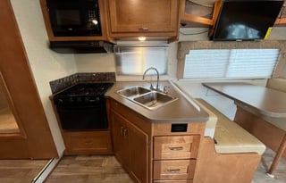 Explore in Style: 2018 Minnie Winnie 31G - Sleep9!