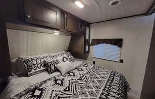 ★Full Size BUNKS★Private Queen Room★Exit 407