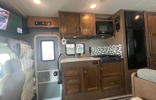 Adventure-Ready 2019 Winnebago Outlook 25J –