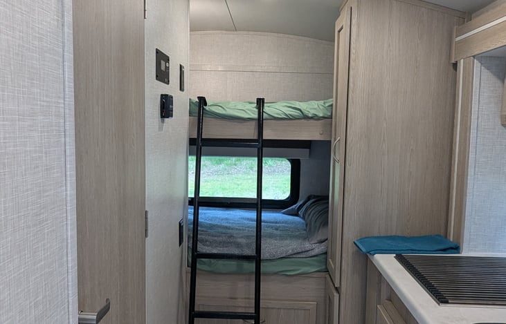 Rear Bunks- Lower With Window