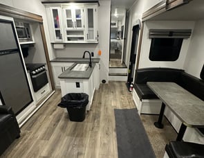 Prime Time RV Crusader LITE 33BH