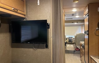 Fun on the Run! 2017 Thor Motor Coach Axis
