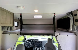 Modern RV – Pet Friendly, Easy, & Road-Trip Ready!