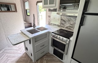 2021 Dutchmen 2503REF – Modern and Comfortable