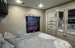 Family - Friendly 32ft Class C  < Sleeps 8   >