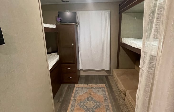 Bunk room, 3 beds plus couch