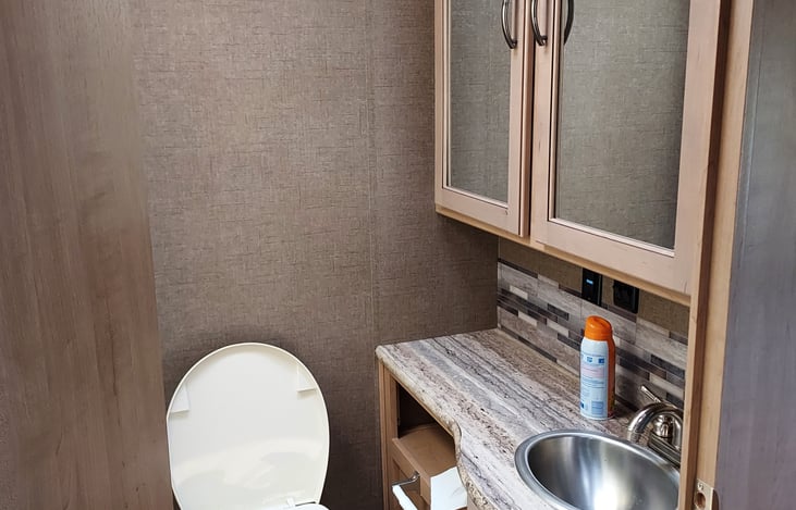 Bathroom has towels and wash cloths.