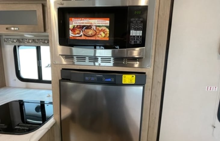 Experience the convenience of the fridge/freezer unit, designed to meet all your cooling requirements. With generous capacity, optimal temperature control, and easy access.