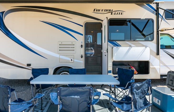Folding table / six camping chairs