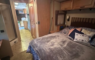 2008 Winnebago Adventurer 33C
