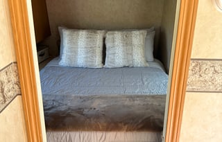 Large Camper - Vacation Ready/Full of Amenities