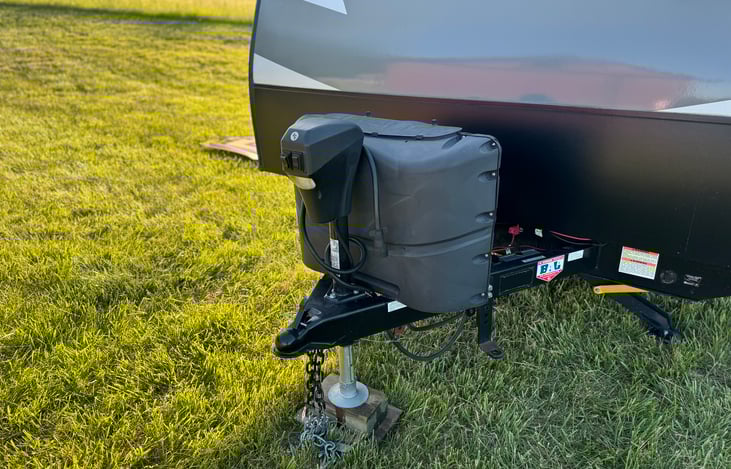 Power tongue jack and dual propane tanks