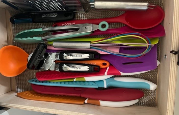 Kitchen utensils, knives, can opener, grater etc.