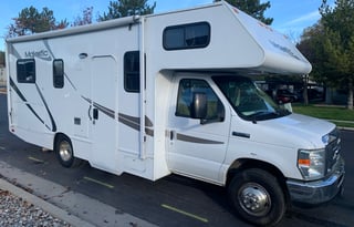 2014 Thor Motor Coach Four Winds 23A Grizzly3