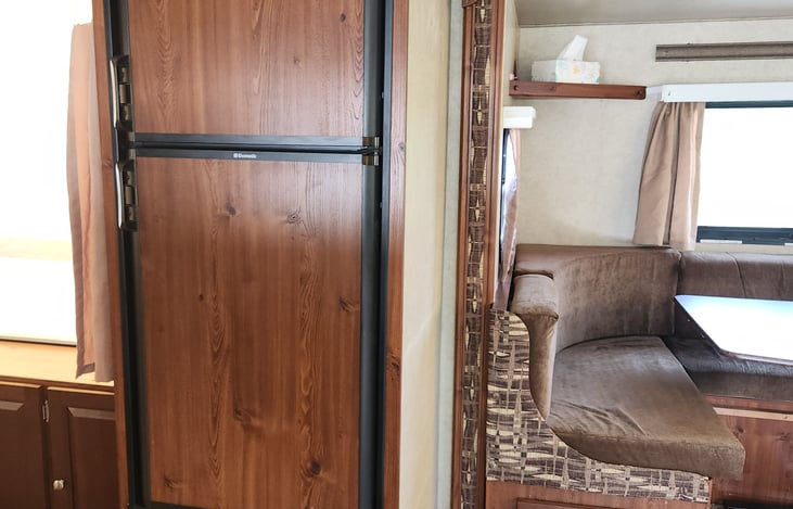 Refrigerator/freezer and table