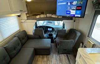 Newly Renovated RV - Minnie - Adventure Machine