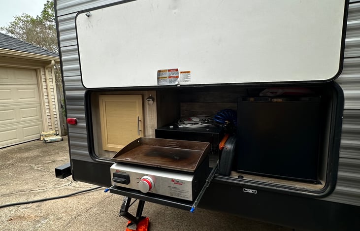 Outdoor griddle, fridge and storage