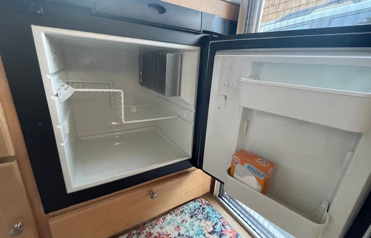 Fridge can operate on propane, electricity or batter (so it will stay cold while driving!)