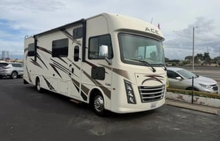 Spacious 32’ Class A – Sleeps 7, Fully Stocked