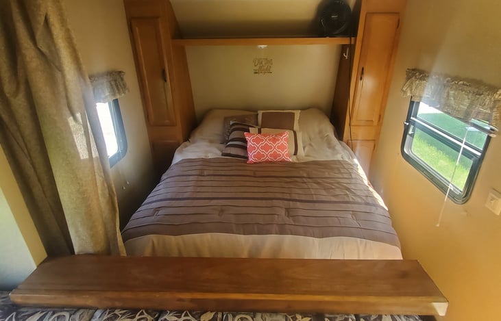 Queen bed with very comfortable bedding!