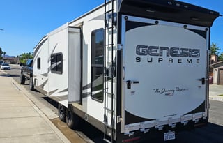Genesis supreme toy hauler 27fs ( 32' overall )