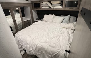 43’ toyhauler with patio and generator