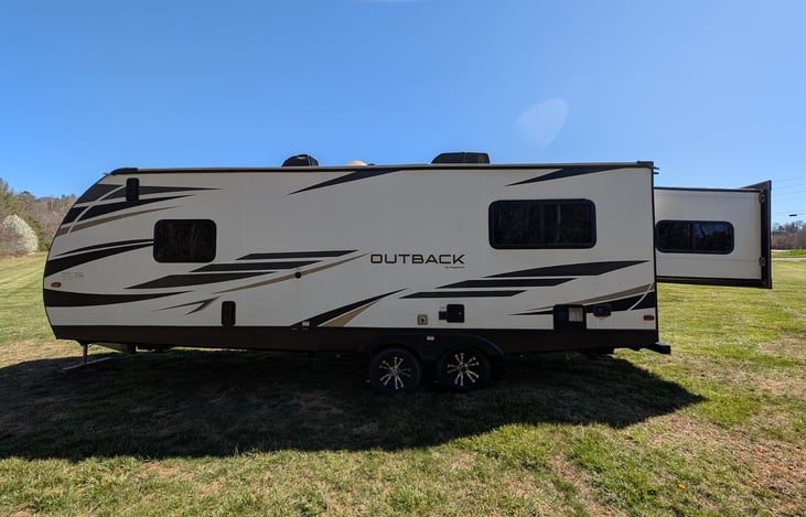Outback Ultra Lite is a great toy hauler model with all the modern amenities you will need for your trip. At 28 feet long, it is easy to tow as well.