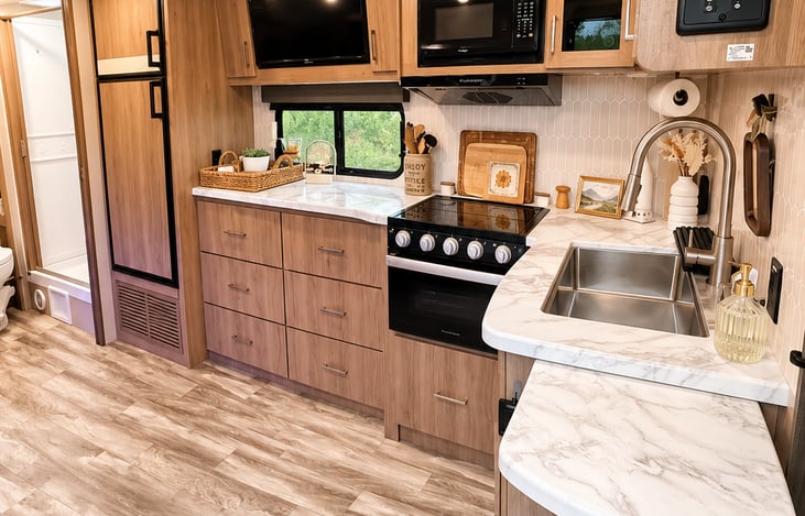 Not your typical RV rental. Wander Goff was designed to feel more like your favorite Airbnb — warm, intentional + thoughtfully stocked with the comforts of a beautiful stay, wherever you wander.