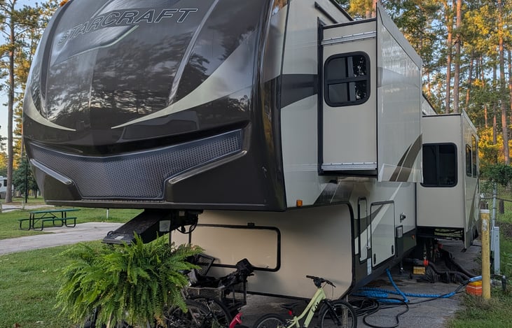 The left front showing the masterbedroom and super slideouts.