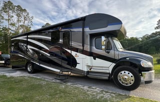 Family & Pet Friendly Super C RV Camper Rental