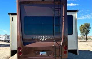 Clean and Comfortable 39’ Heartland Bighorn 3575EL