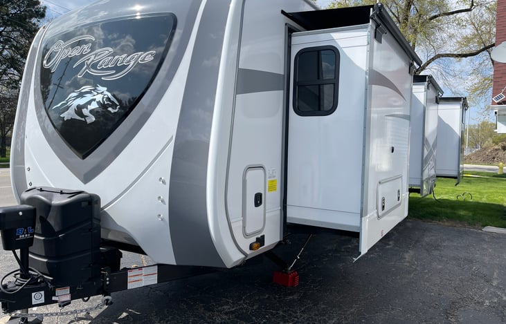 Power tongue and stabilizers plus two 40lb tanks of propane.