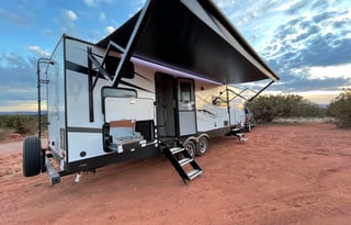 NEW 2022 - SLEEPS 10 - EASY TOWING - JUST BRING YOUR GROCERIES - DELIVERY & SETUP AVAILABLE