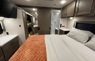 NEW Fully Equipped Quantum Bunkhouse With Solar!