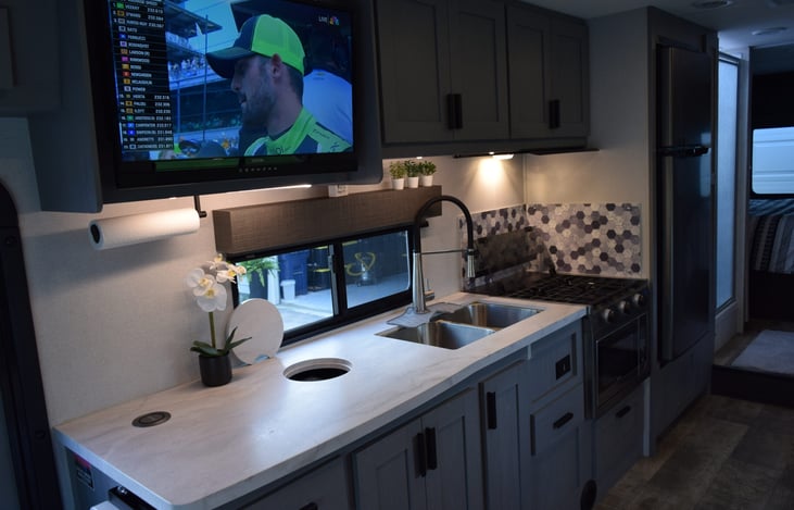 Dinner & a Show 🍽️📺