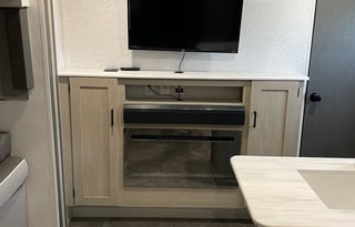 Sleeps 10! Private Bunk House and Bedroom!