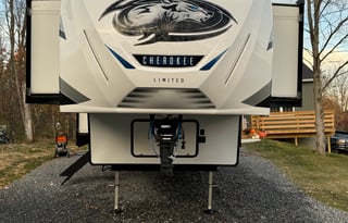 2022 Arctic Wolf 5th wheel sleeps 8-10