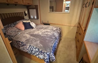 2008 Winnebago Adventurer 33C