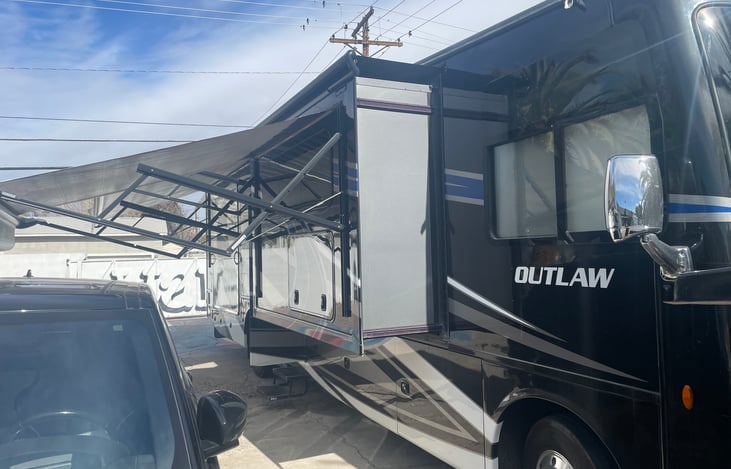 Dual slides (passenger and driver side) to make for a spacious living room.