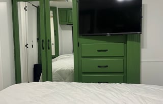 Earth Trekker 35’ Motorcoach for 8