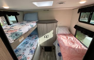 SOCIAL DETOX! Beautifully Modern, Open Concept RV with Toddler Bed!
